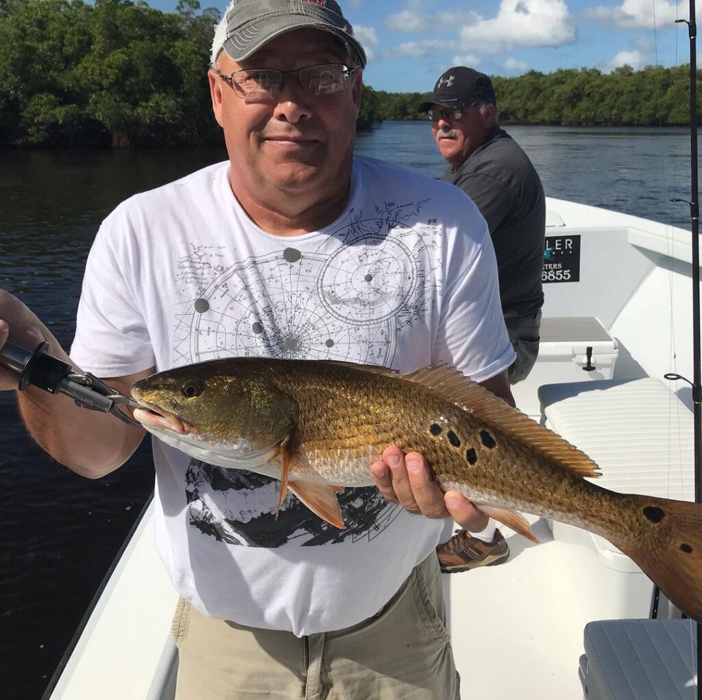 30+ snook and a nice red. Not bad for 20mph wind.
More action!
c
